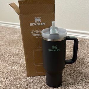 Stanley NWT | Adventure Travel Quencher H2.0 Flowstate Tumbler 40oz Charcoal